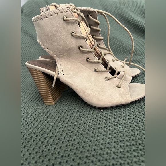 Rue 21 Lace Heels - Picture 2 of 4